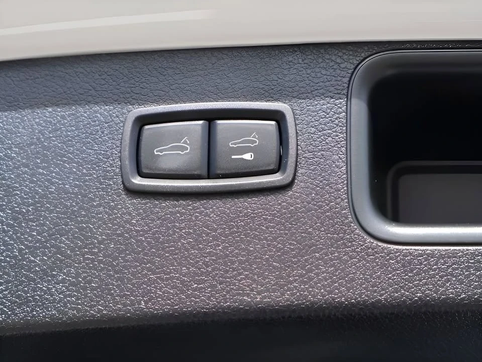 2025 Porsche Macan - Image 18 of 20