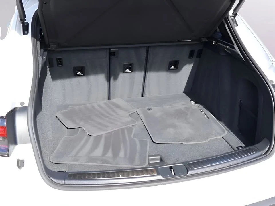 2025 Porsche Macan - Image 17 of 20