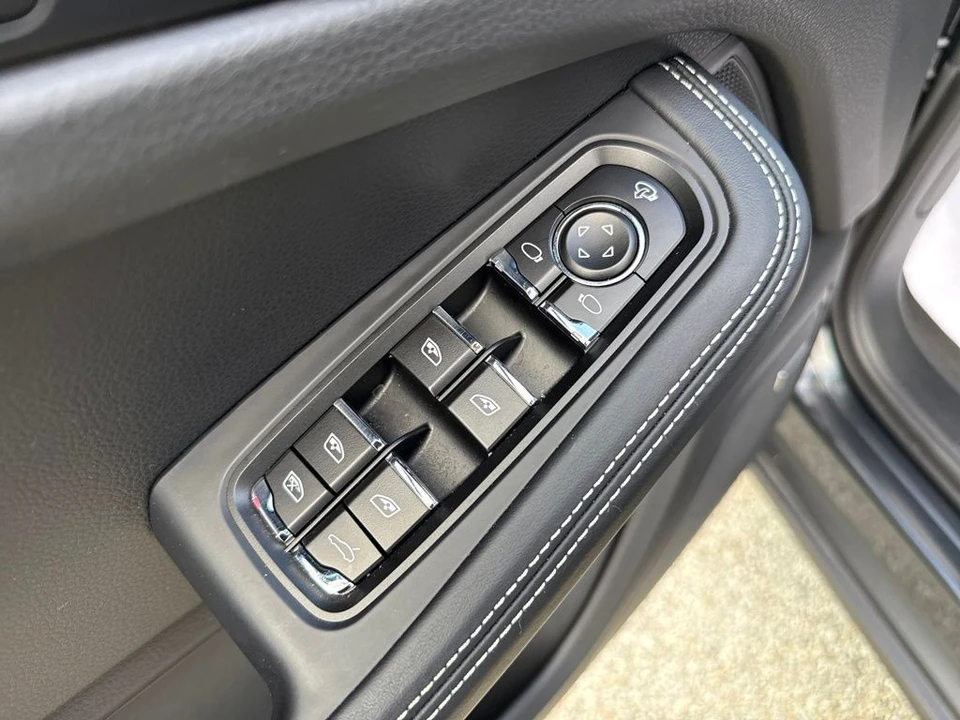 2025 Porsche Macan - Image 11 of 12