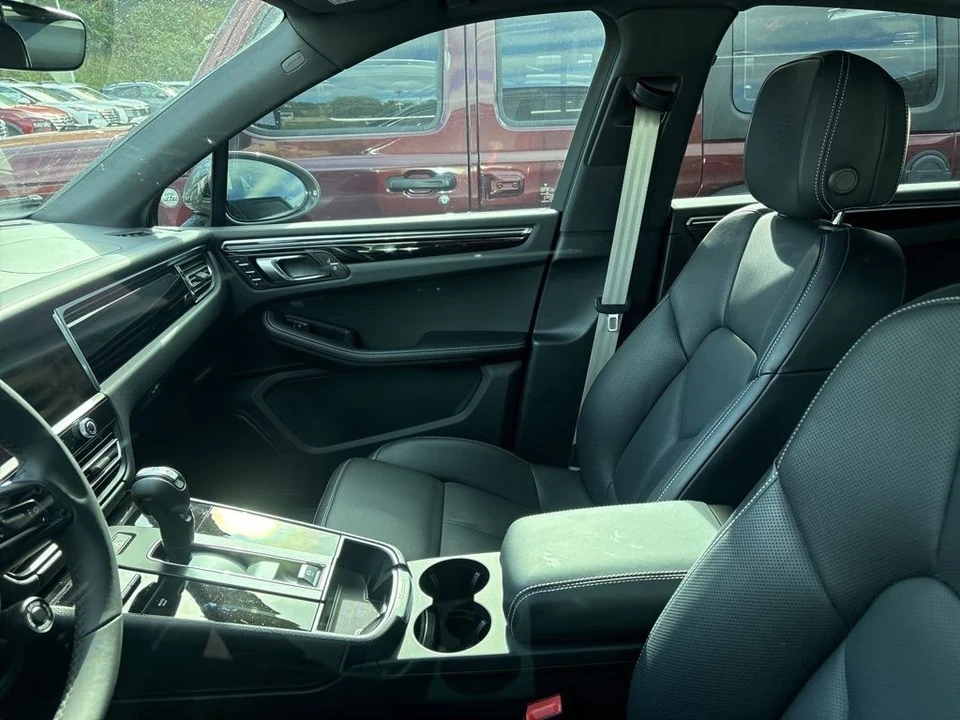 2025 Porsche Macan - Image 14 of 16