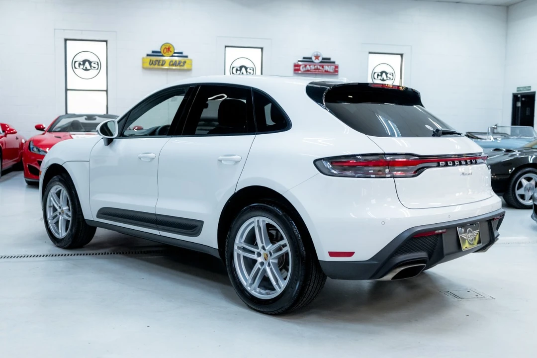 2025 Porsche Macan - Image 10 of 12