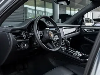 2025 Porsche Macan - Image 4 of 4