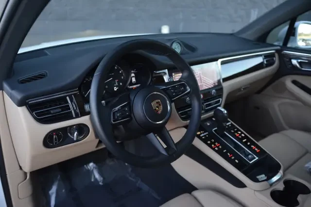 2025 Porsche Macan - Image 9 of 9