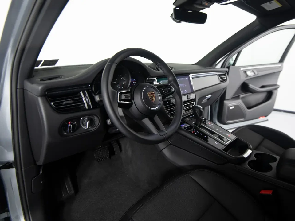 2025 Porsche Macan - Image 4 of 8