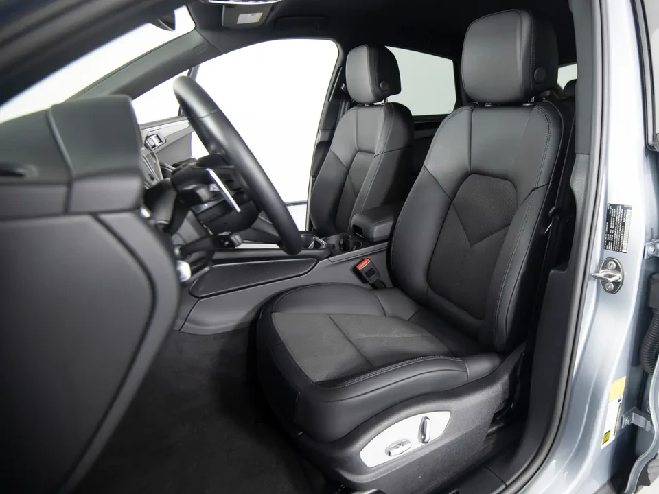 2025 Porsche Macan - Image 5 of 8