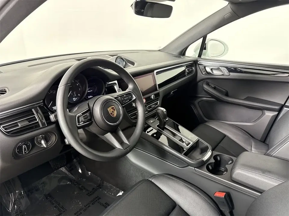 2025 Porsche Macan - Image 4 of 8