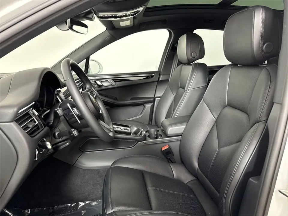 2025 Porsche Macan - Image 5 of 8
