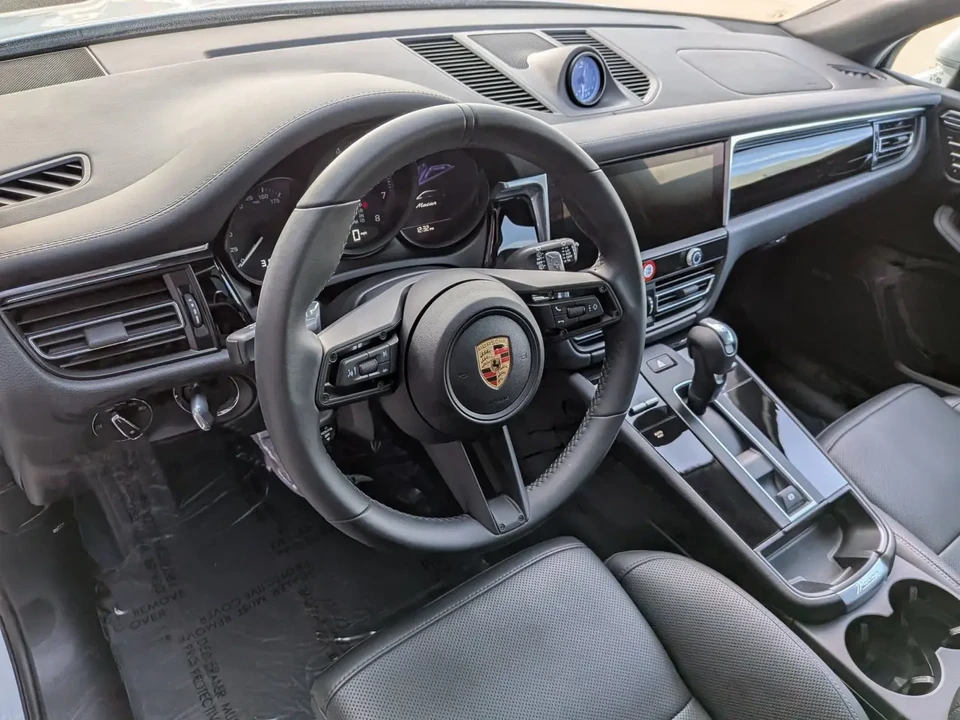2025 Porsche Macan - Image 4 of 8