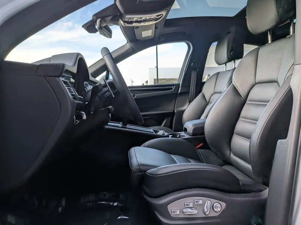 2025 Porsche Macan - Image 5 of 8