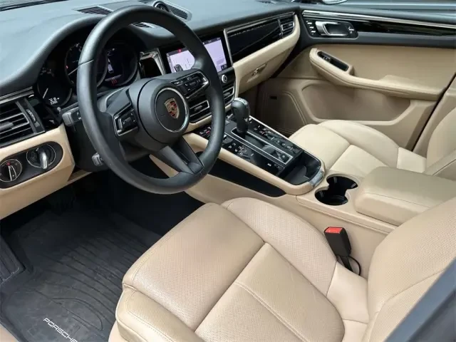 2025 Porsche Macan - Image 4 of 9