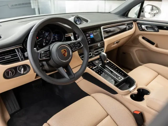 2025 Porsche Macan - Image 4 of 5