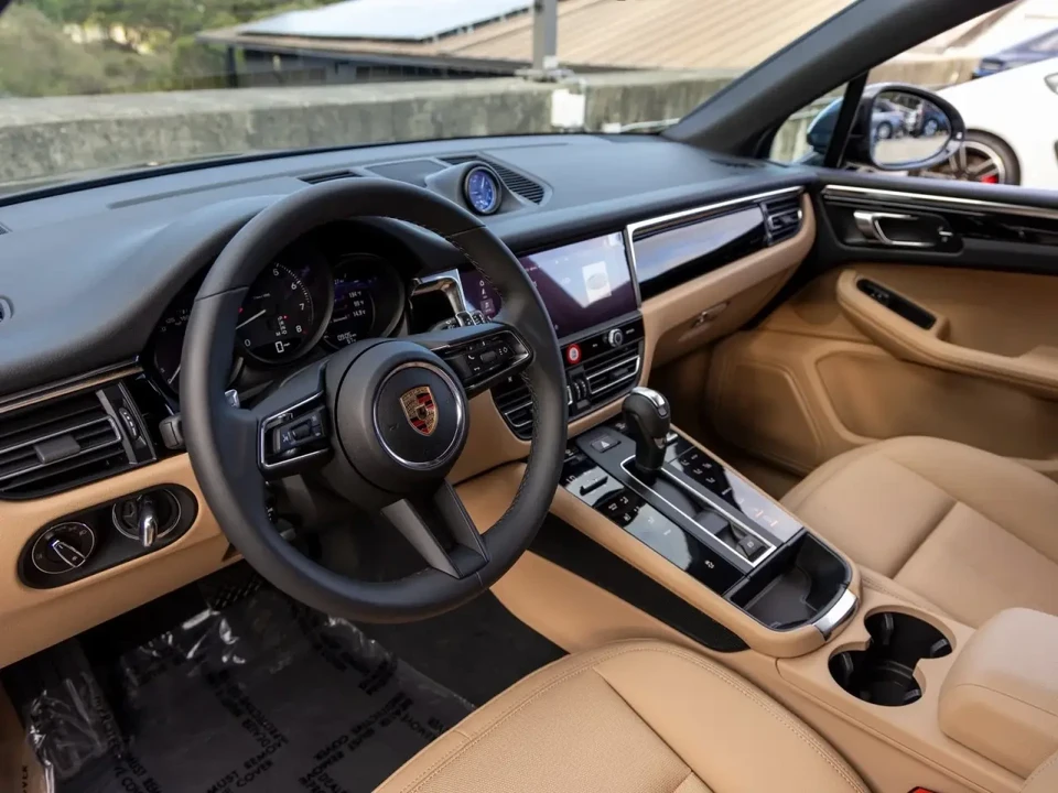 2025 Porsche Macan - Image 4 of 6