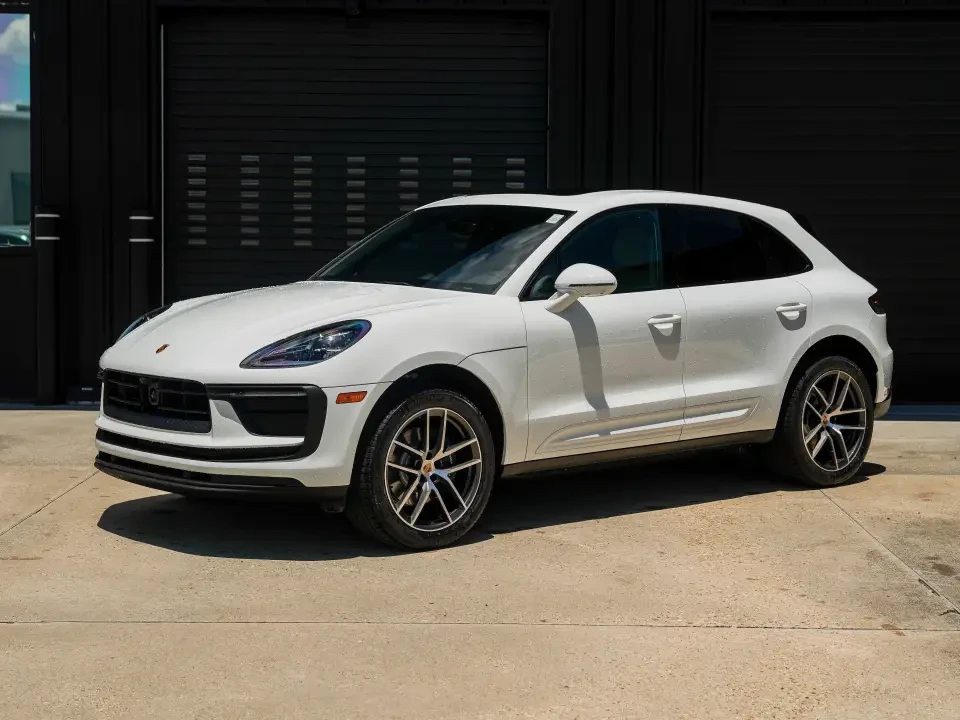 2025 Porsche Macan - Image 8 of 9