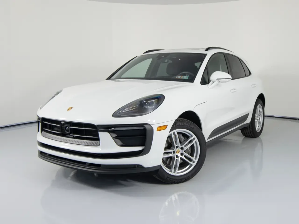 2025 Porsche Macan - Image 2 of 8