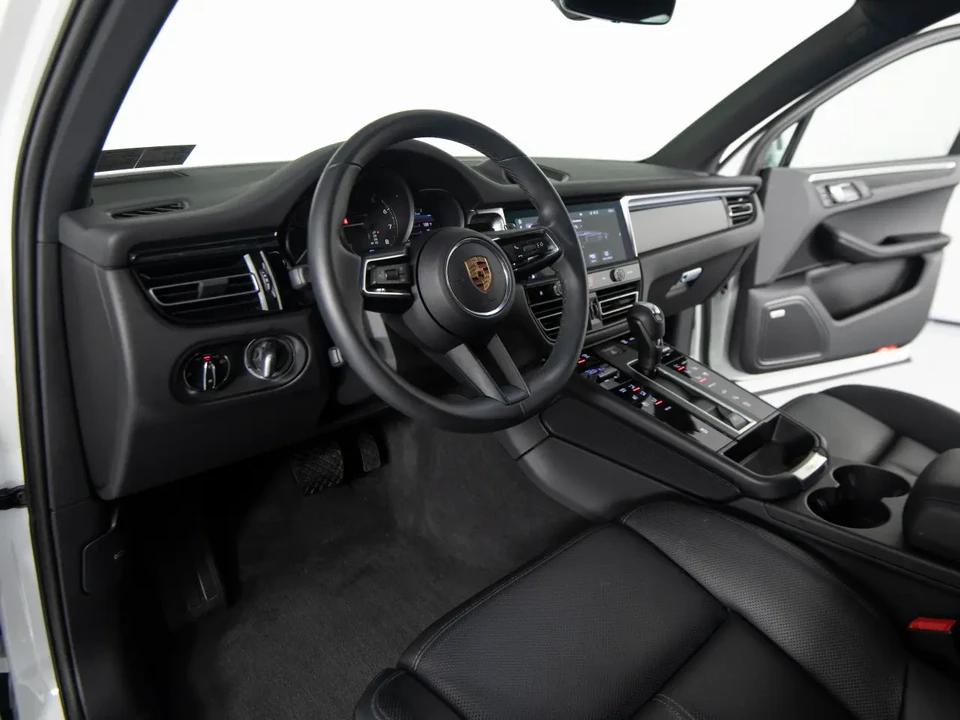 2025 Porsche Macan - Image 5 of 8