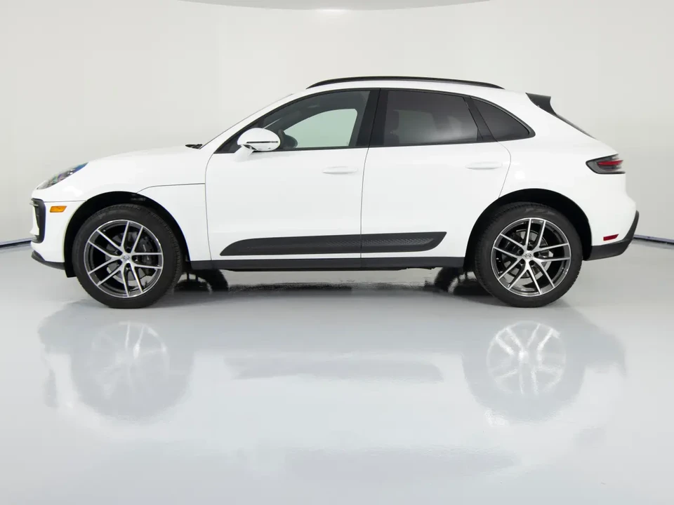 2025 Porsche Macan - Image 2 of 8