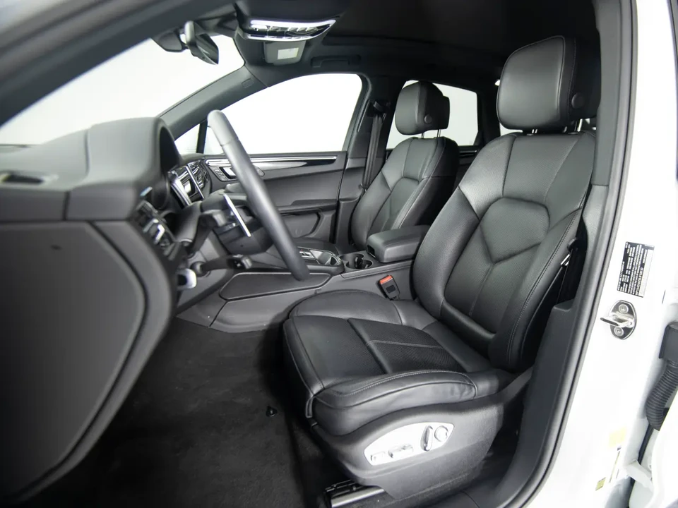 2025 Porsche Macan - Image 5 of 8