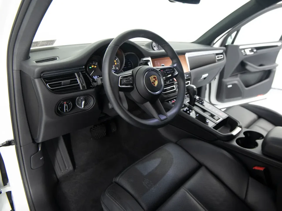 2025 Porsche Macan - Image 4 of 8