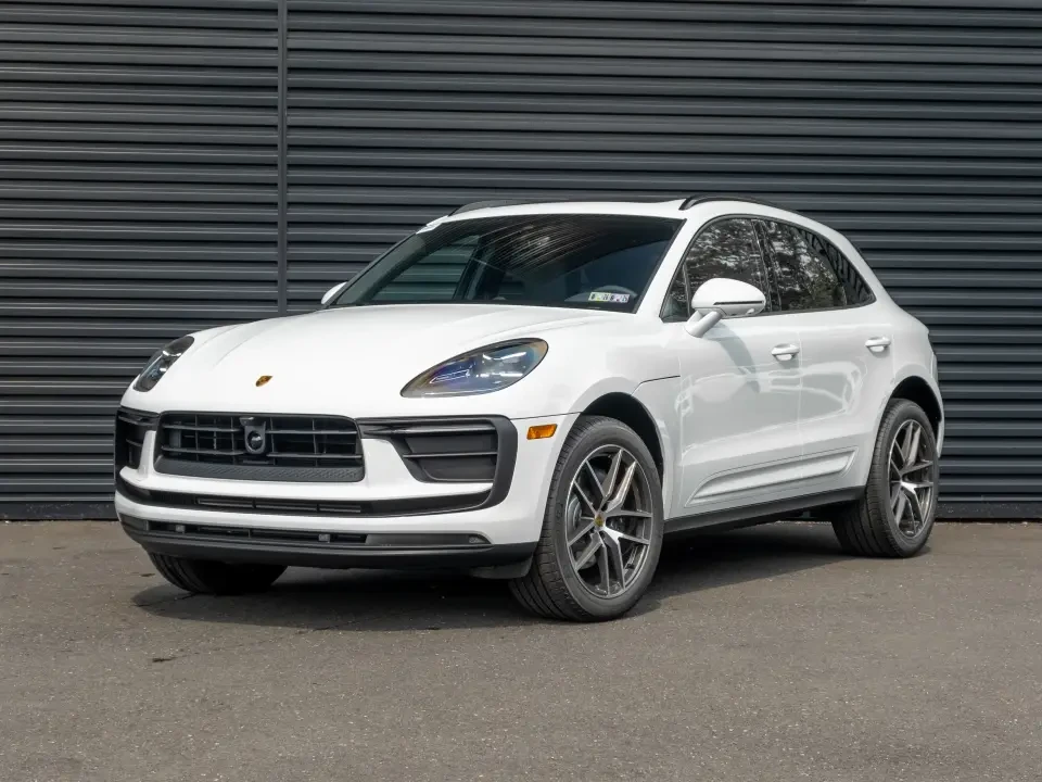 2025 Porsche Macan - Image 10 of 13