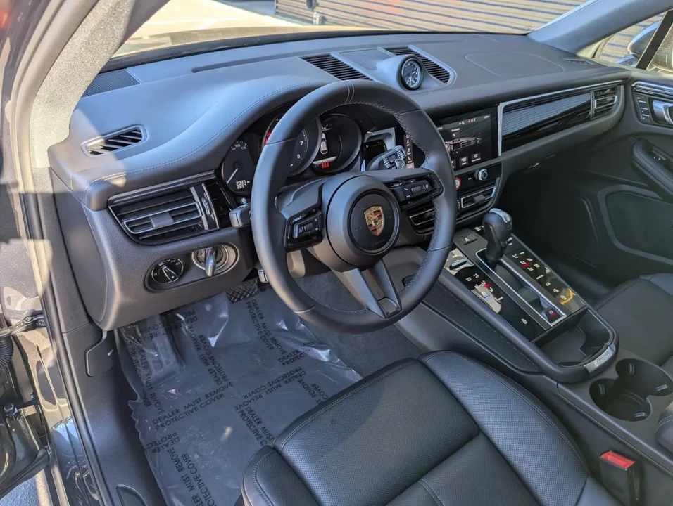 2025 Porsche Macan - Image 4 of 8