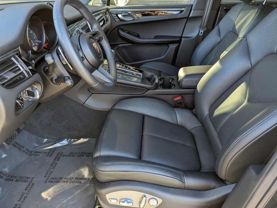 2025 Porsche Macan - Image 5 of 8