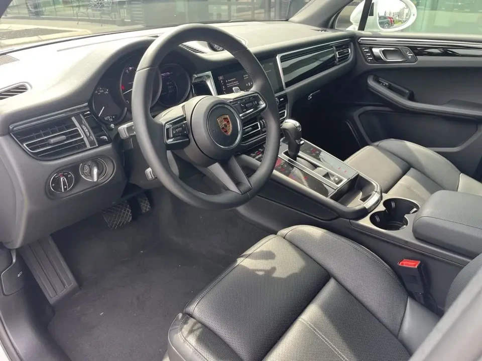 2025 Porsche Macan - Image 4 of 6