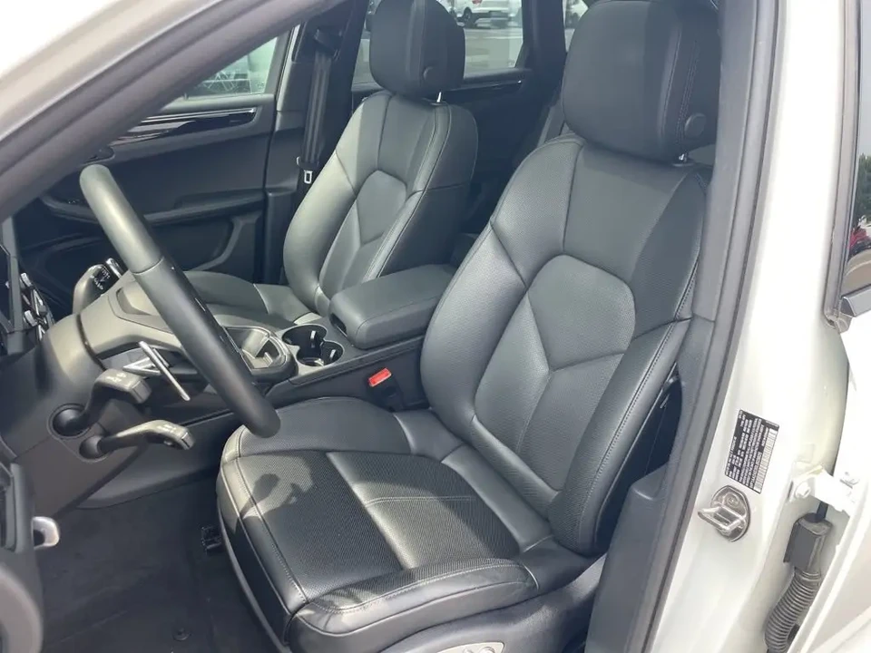 2025 Porsche Macan - Image 5 of 6