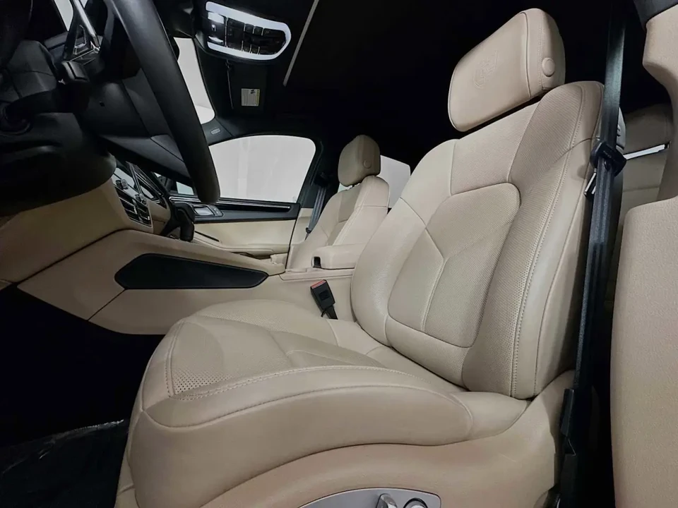 2025 Porsche Macan - Image 5 of 8