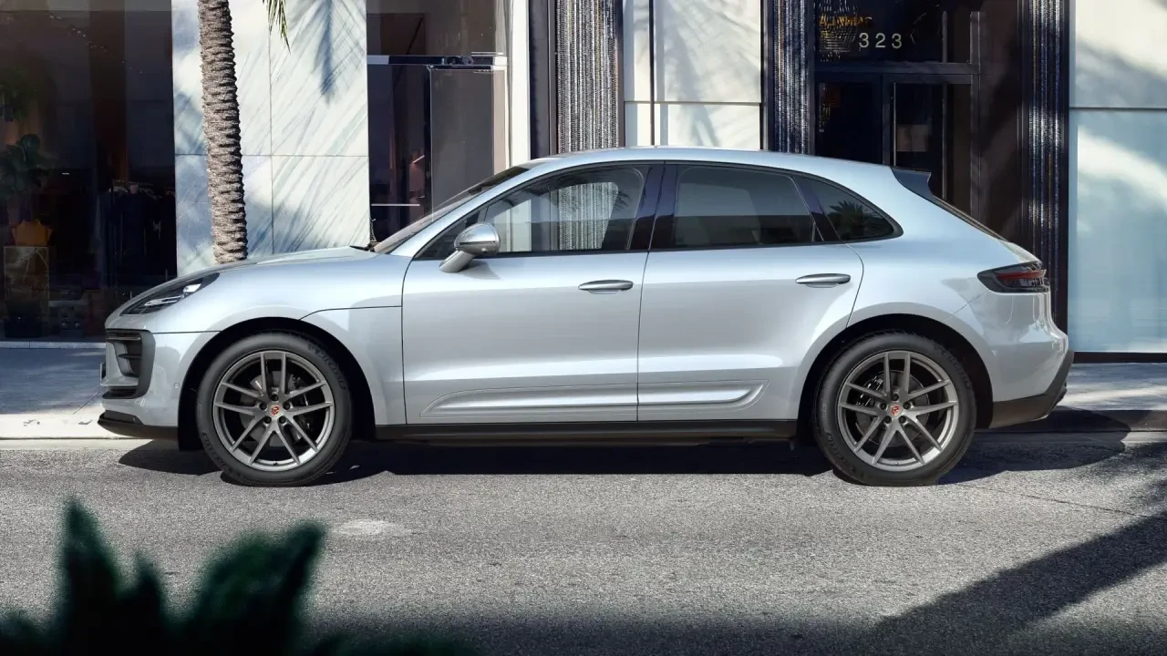 2025 Porsche Macan - Image 2 of 7