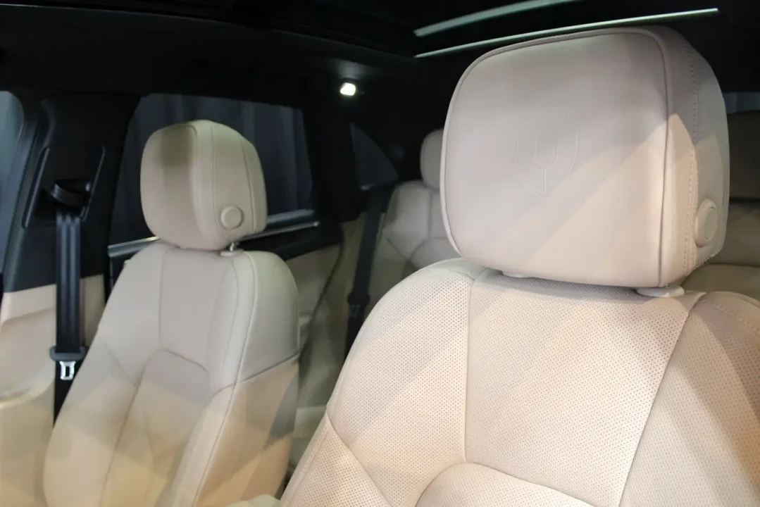 2025 Porsche Macan - Image 5 of 8