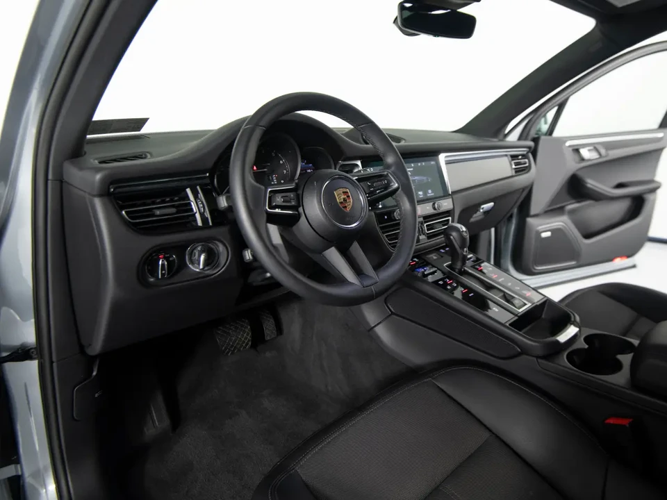 2025 Porsche Macan - Image 4 of 8