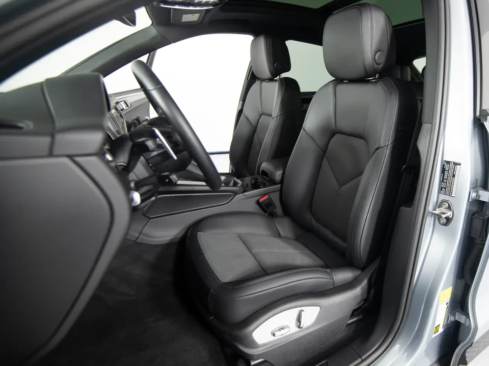 2025 Porsche Macan - Image 5 of 8
