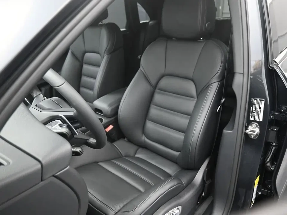 2025 Porsche Macan - Image 5 of 6