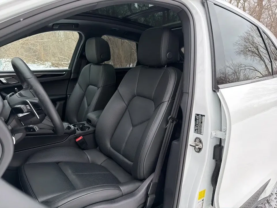 2025 Porsche Macan - Image 5 of 7