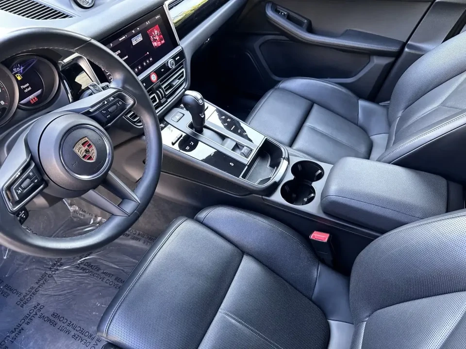 2025 Porsche Macan - Image 4 of 6