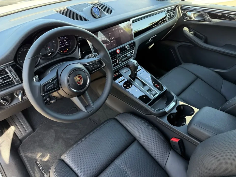 2025 Porsche Macan - Image 4 of 13