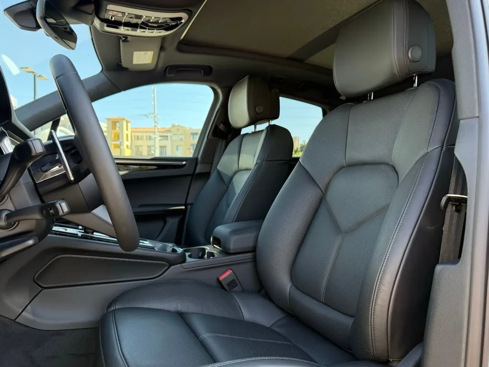 2025 Porsche Macan - Image 5 of 13