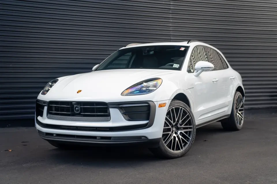 2025 Porsche Macan - Image 10 of 13