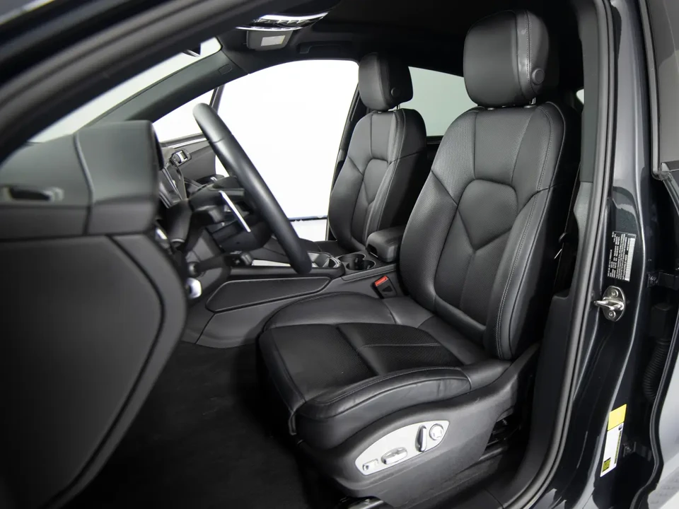 2025 Porsche Macan - Image 5 of 8