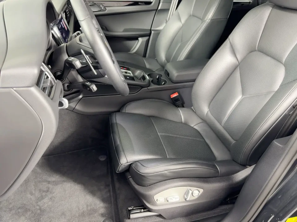 2025 Porsche Macan - Image 6 of 13