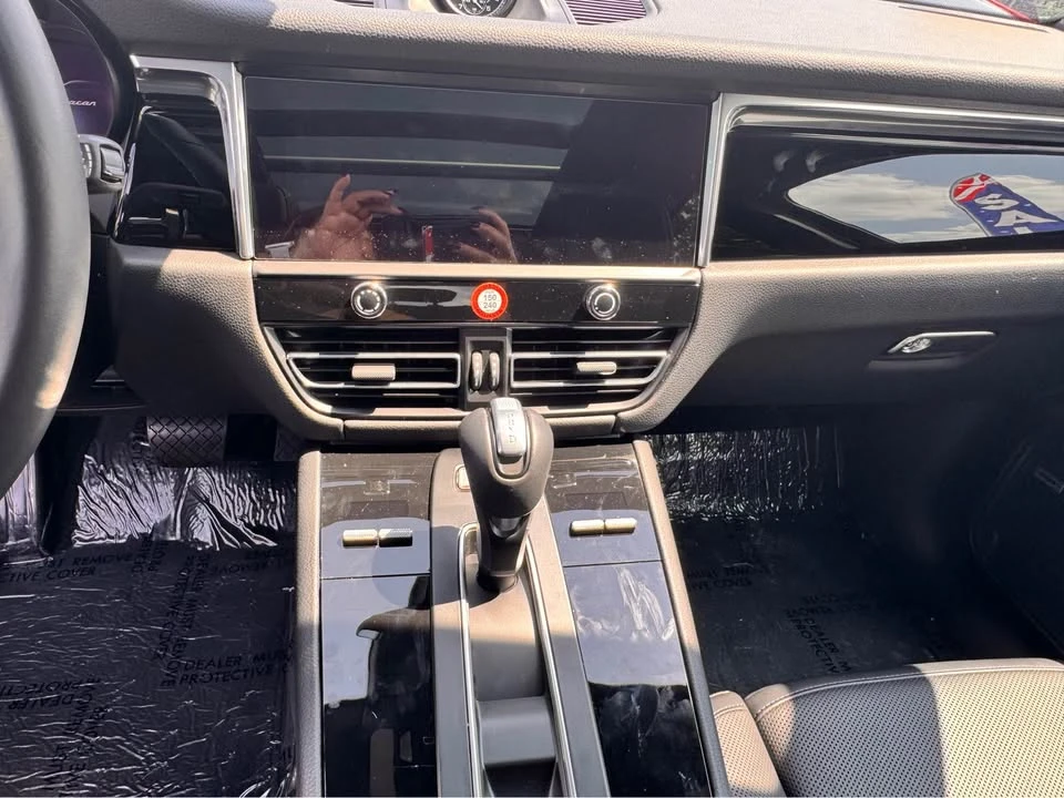 2025 Porsche Macan Electric - Image 9 of 15