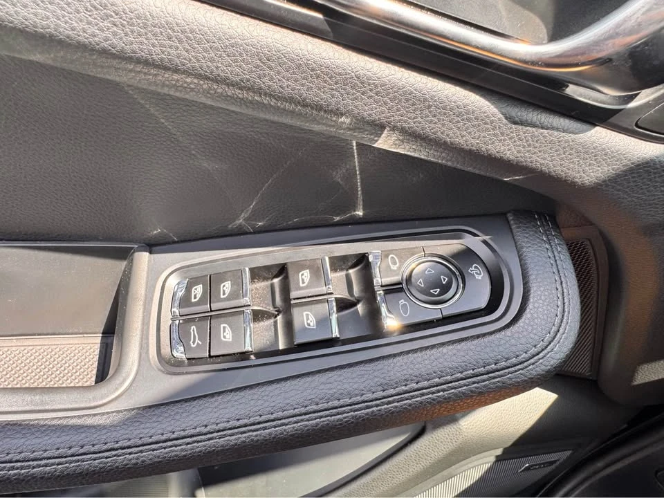 2025 Porsche Macan Electric - Image 12 of 15