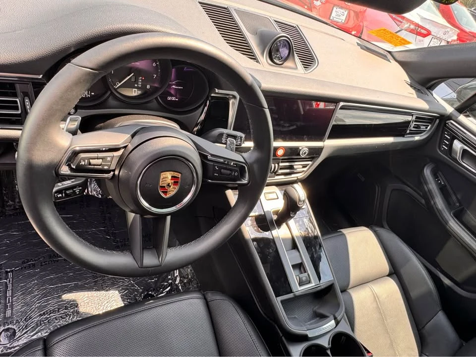 2025 Porsche Macan Electric - Image 7 of 15