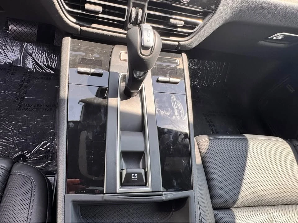 2025 Porsche Macan Electric - Image 10 of 15