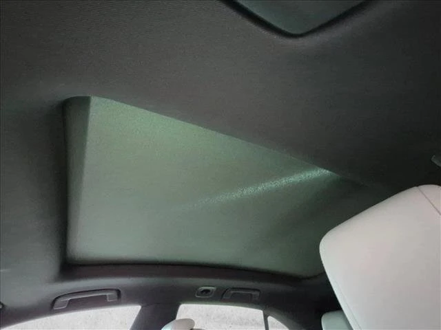2025 Porsche Macan Electric - Image 15 of 20
