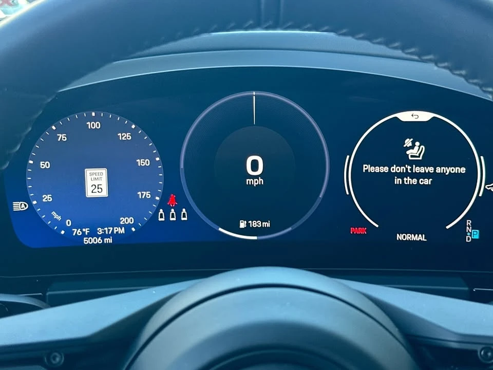 2025 Porsche Macan Electric - Image 14 of 19