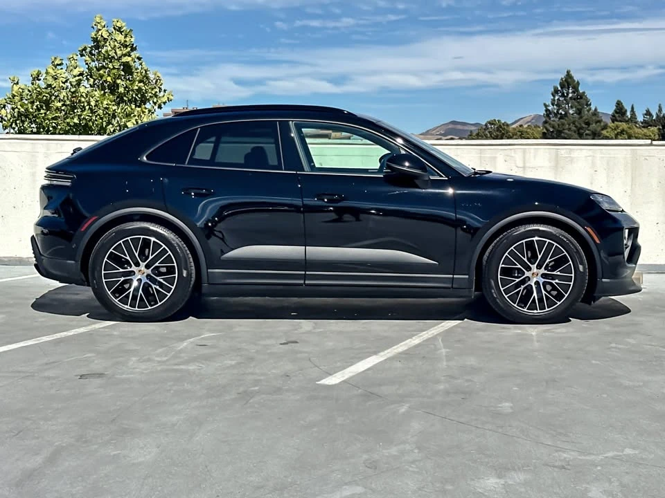2025 Porsche Macan Electric - Image 10 of 19