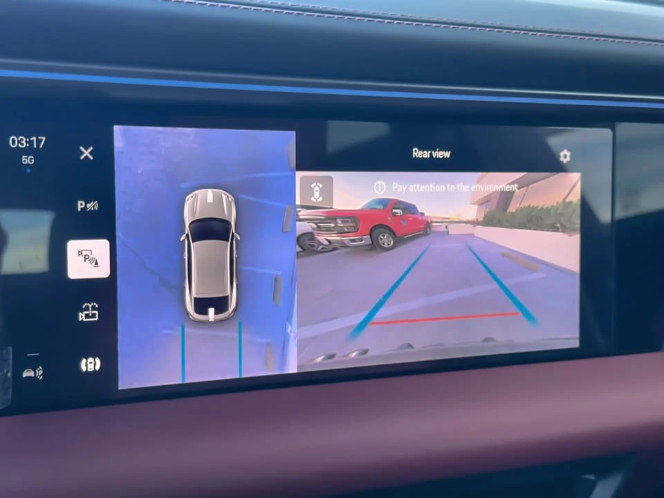 2025 Porsche Macan Electric - Image 15 of 19