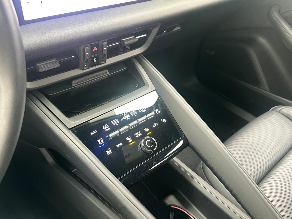2025 Porsche Macan Electric - Image 6 of 31