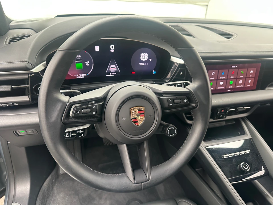 2025 Porsche Macan Electric - Image 7 of 31